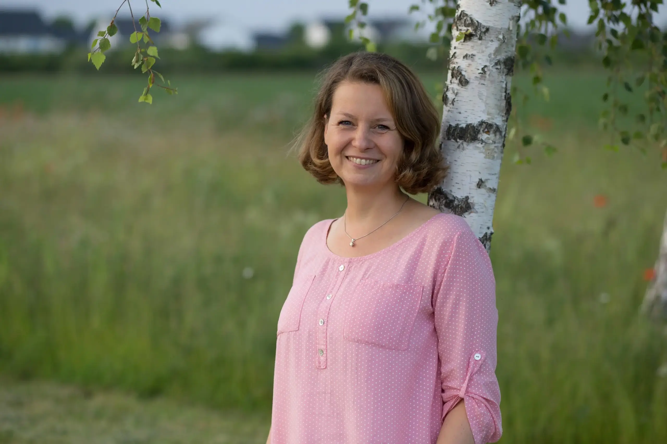 Anja vor einem Baum