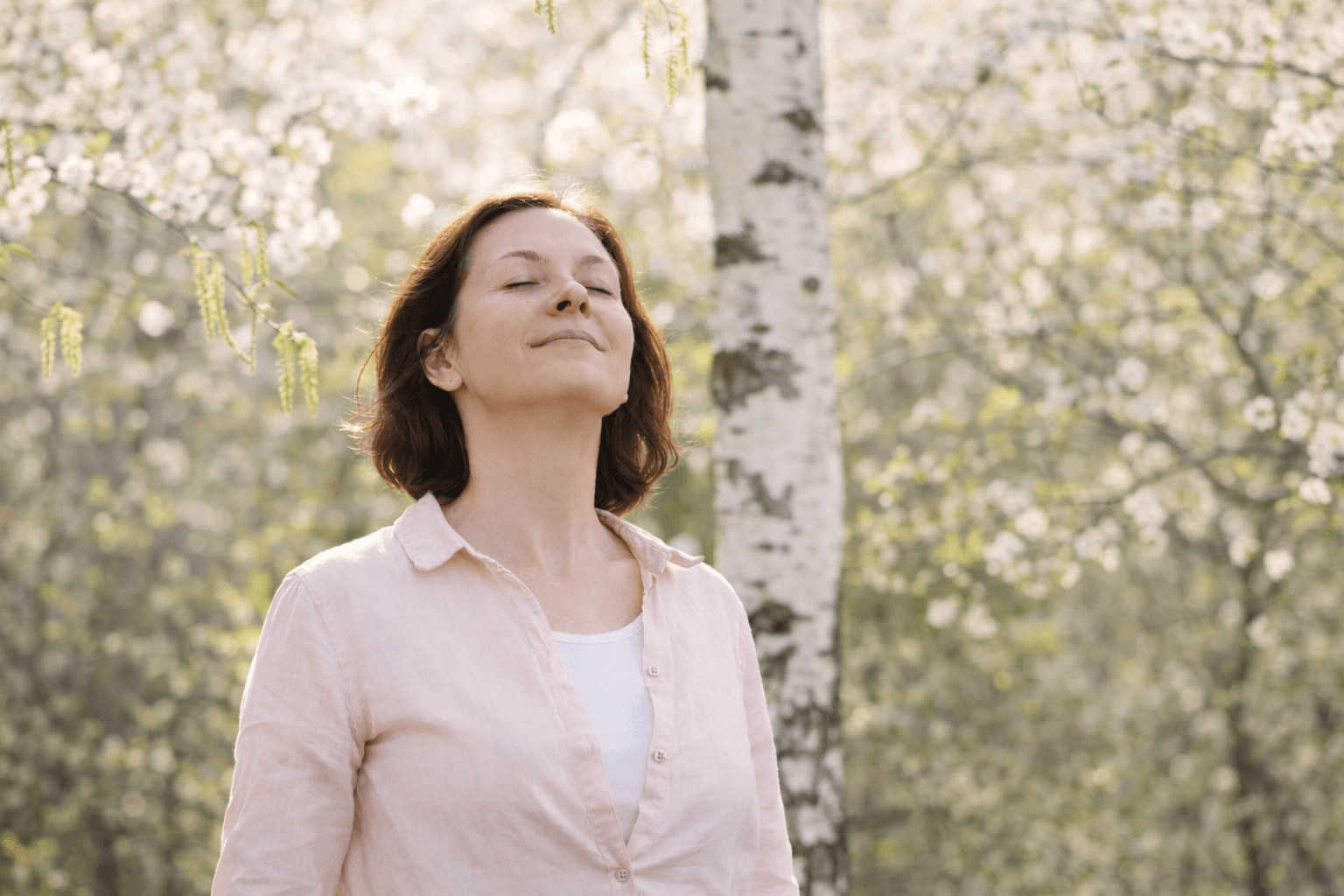 Frau genießt die Natur